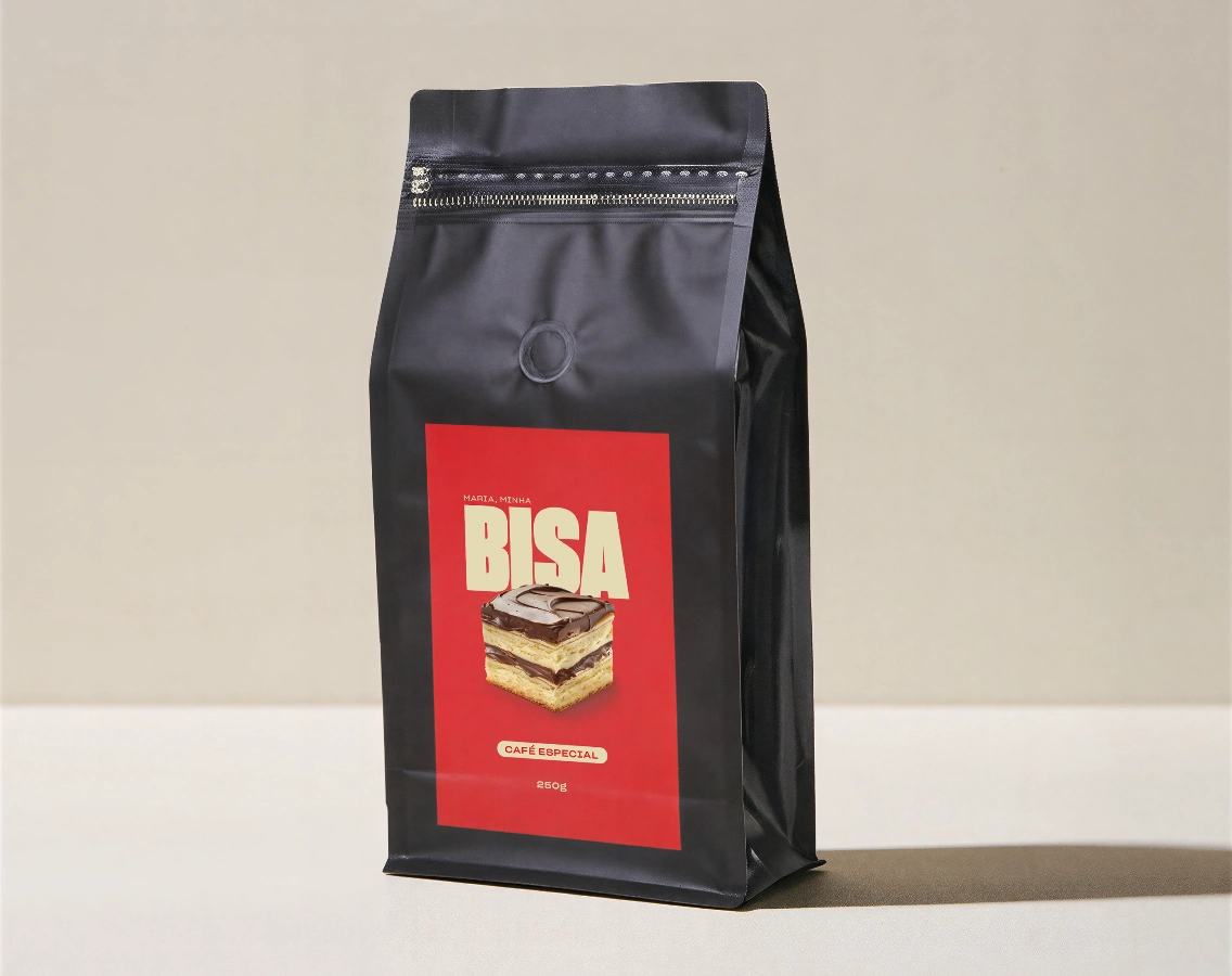 Pacote preto de café especial com o rótulo vermelho da Bisa